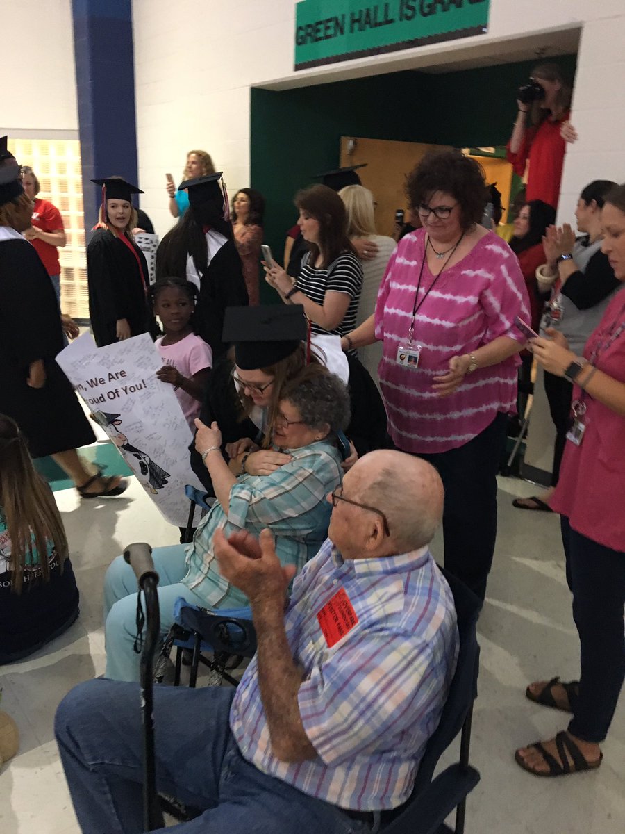 OES_Spotlight's tweet photo. Sweet moments at the CHHS Senior Walk at Overpark! #TweetDCS_OES #TeamDCS @TweetDCS_CHHS @chclassof2018 https://t.co/gRgwNJEDs4