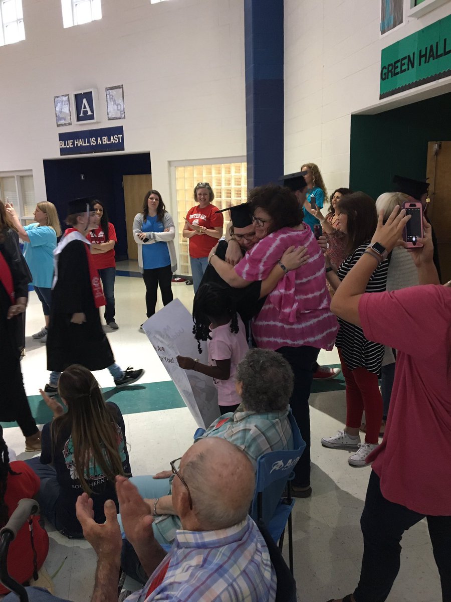 OES_Spotlight's tweet photo. Sweet moments at the CHHS Senior Walk at Overpark! #TweetDCS_OES #TeamDCS @TweetDCS_CHHS @chclassof2018 https://t.co/gRgwNJEDs4