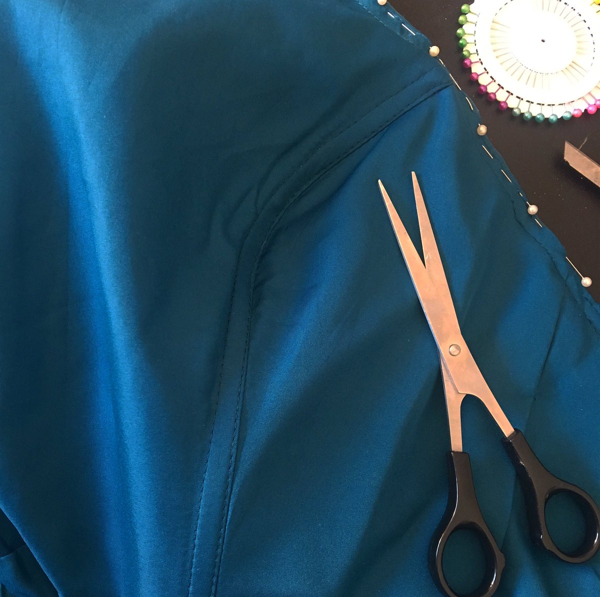 guatermelon_es's tweet photo. Vestido de graduación para la guapísima @dilian_burguet02☺️❤️Qué ganas de enseñaros el resultado final 😉 #design 
#dress #style #fashion #look #beauty https://t.co/zlFyub7knV