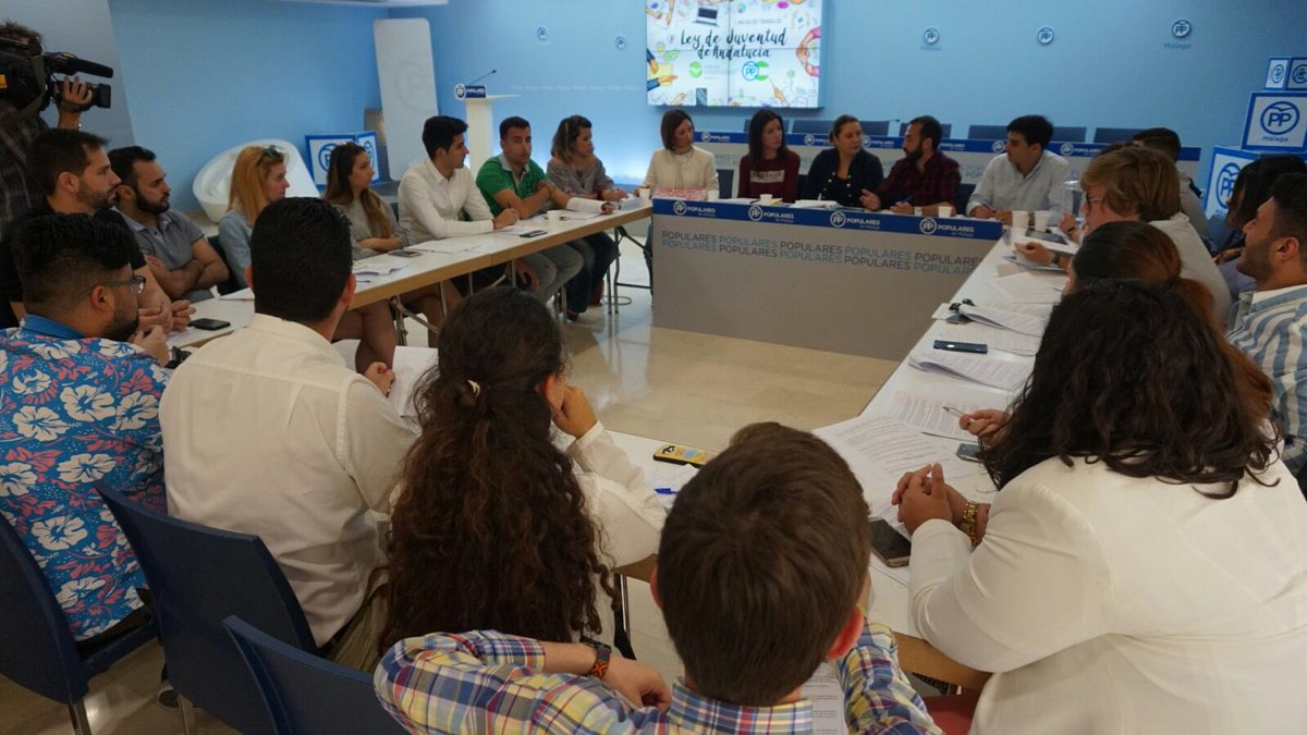 📸 Hoy hemos participado en Málaga en la Mesa de Trabajo de @NNGGAndalucia sobre la Ley de Juventud en la que hemos iniciado un trabajo conjunto con <a href="/CarmenCrespoPP/">Carmen Crespo</a>, como portavoz del <a href="/ParlamentoAnd/">Parlamento Andalucía</a>.