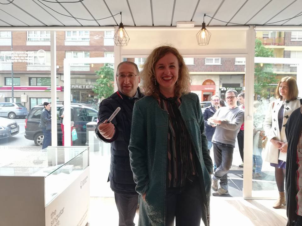 PSEporAlava's tweet photo. #TheSingularStore promocionará hoy y mañana el comercio de @LaudiokoUdala y #Salvatierra, y transmitirá el mensaje de que comprar en las tiendas de esos municipios es sinónimo de calidad, trato cercano e impulso a la economía y el empleo local.

+INFO... https://t.co/vXn1pERNeC https://t.co/0gfL9lfMwl