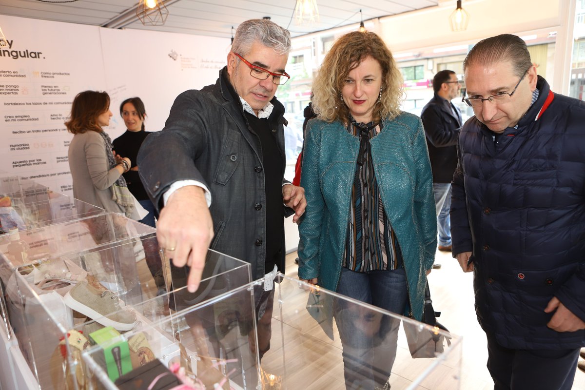 PSEporAlava's tweet photo. #TheSingularStore promocionará hoy y mañana el comercio de @LaudiokoUdala y #Salvatierra, y transmitirá el mensaje de que comprar en las tiendas de esos municipios es sinónimo de calidad, trato cercano e impulso a la economía y el empleo local.

+INFO... https://t.co/vXn1pERNeC https://t.co/0gfL9lfMwl
