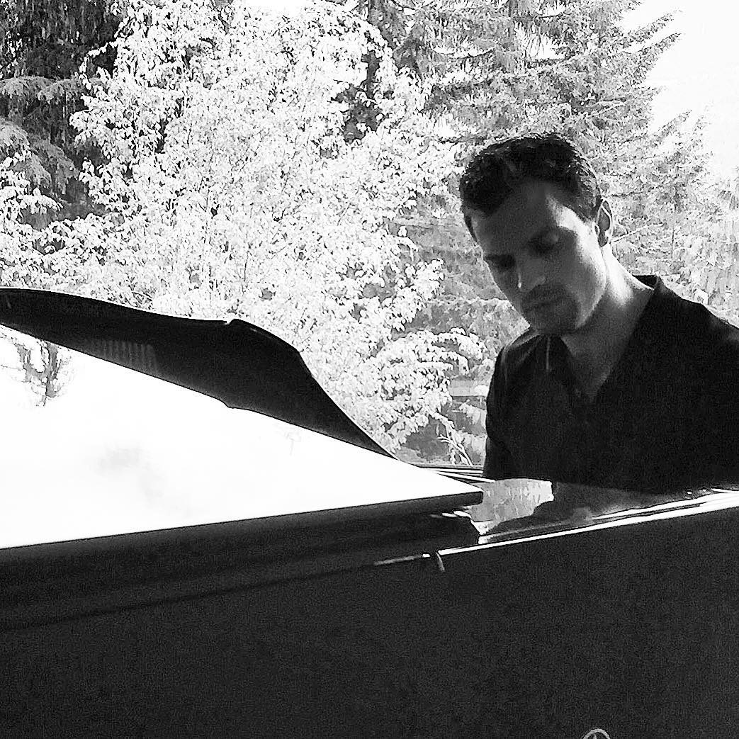 RoratoSilvia's tweet photo. "Song anyone? #TBT #Aspen #FiftyShadesFreed #JamieDornan" #VeryMagnificent #Fantastic thanks so much @E_L_James https://t.co/xLyz6A4v7n
