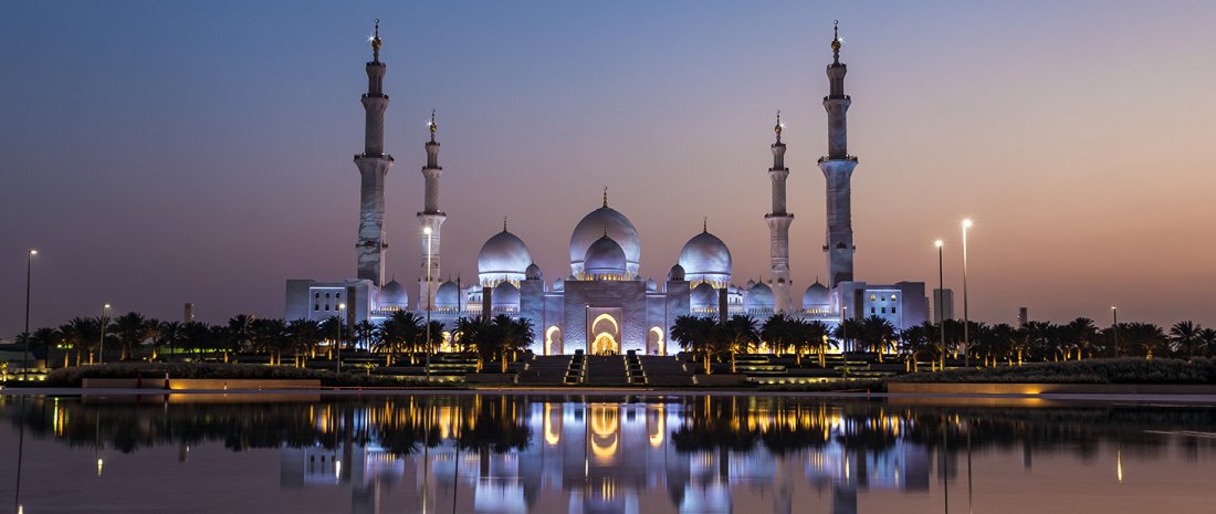 flashtechnology's tweet photo. The @ShZayedMosque was designed to echo the stages of the moon. Its white marble appears bluish-gray & becomes more brilliant as the full moon approaches. The mosque accommodates >40,000 worshippers & its minarets are lit by an FTB 310 lighting system. #flashabout https://t.co/5v8FbTKV7d