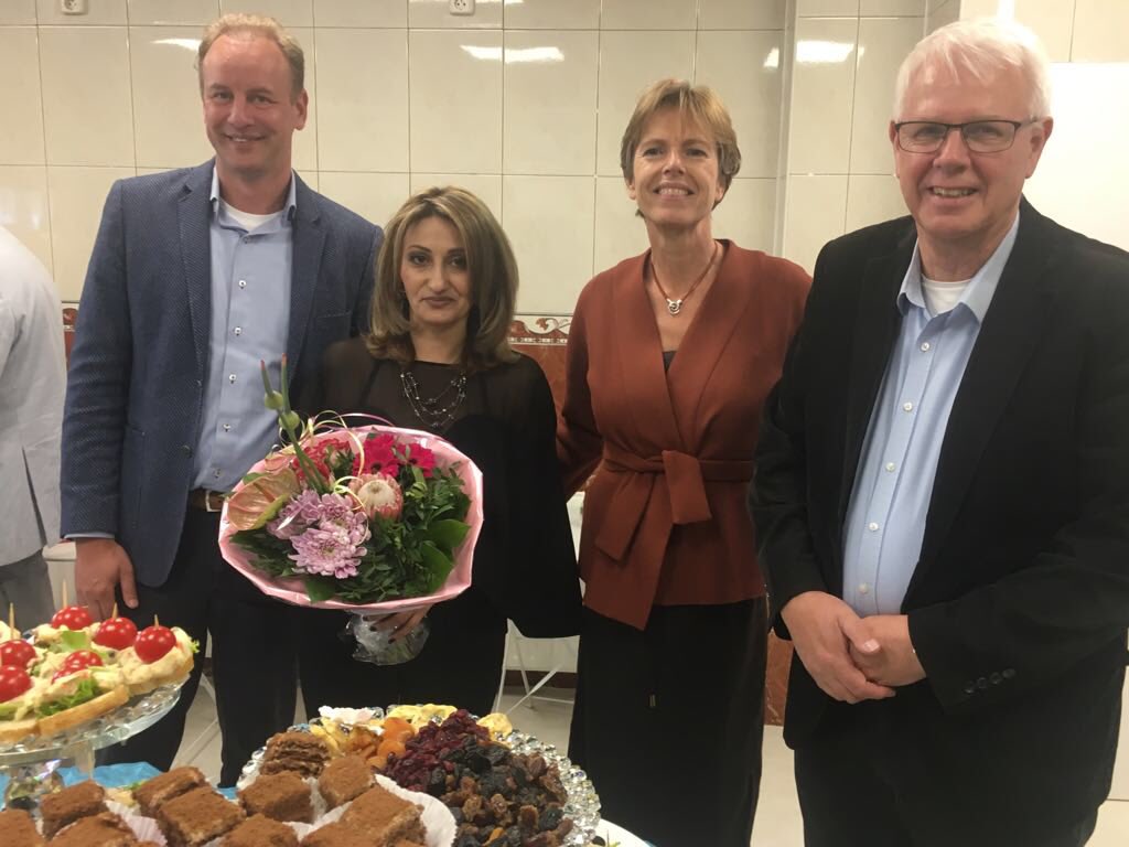 DorineManson's tweet photo. Net geproefd van heerlijke cake #vluchtelingen #onderneemster bij opening Melanya Wedding&amp;Cake #Rotterdam. Zij is een rolmodel voor meer talenten ondernemerschap onder vluchtelingen en begeleid door  @VluchtelingWerk en @qredits. Wie volgt? https://t.co/Eo19fH9mgK