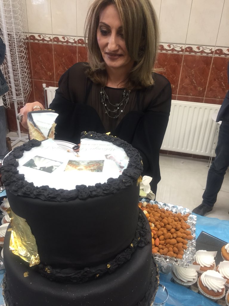 DorineManson's tweet photo. Net geproefd van heerlijke cake #vluchtelingen #onderneemster bij opening Melanya Wedding&amp;Cake #Rotterdam. Zij is een rolmodel voor meer talenten ondernemerschap onder vluchtelingen en begeleid door  @VluchtelingWerk en @qredits. Wie volgt? https://t.co/Eo19fH9mgK