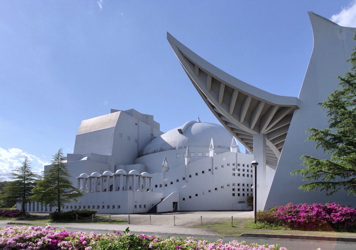 mizmiz on X: 加茂文化ホール ラメール（渡辺豊和 1995年）  今、最も新作の待たれる建築家の傑作、ヤマタノオロチが懐く卵を表現してると云う、ここ20年は研究と執筆に専念してると思われるが是非建築を。 #島根県  t.coOlrh5319Ww  X
