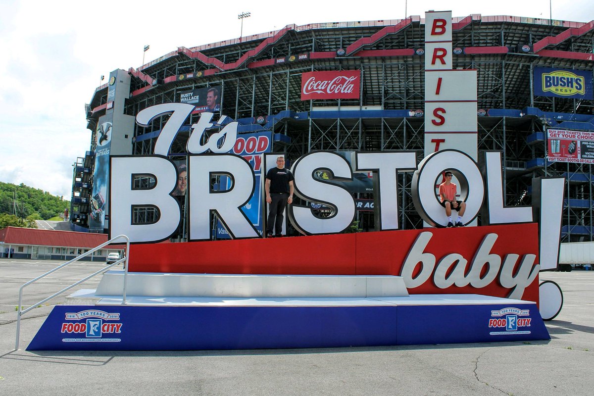 bobdillner's tweet photo. #ItsBristolBaby - setup day with the @speed51dotcom crew for the #ShortTrackNats - watch it live Fri, Sat &amp; Sun fr @BMSupdates - https://t.co/TxfNsatqdZ @CRAracing @SoSuperSeries @CARSTour https://t.co/WAqHnhkn8a