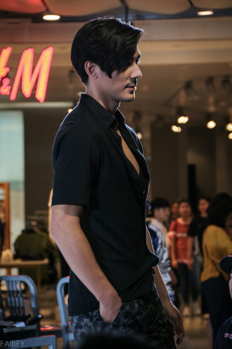 AttilaArthur's tweet photo. อติล่างาน Uniqlo วันนี้ค่ะ cr. @Faiiiiify ❤️ #attila_arthur #TheFaceMenThailand #TheFaceAllStars #TeamAtila https://t.co/zwphTtHcT8