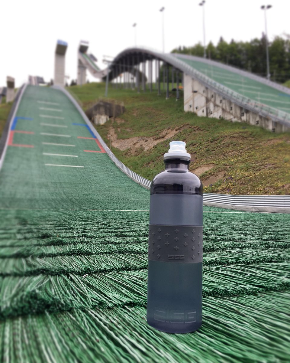 EgloffLuca's tweet photo. Starting the summer right and hydrated 🤙🏻♠️💦 if you want a Sigg bottle like this, use my discountcode lucaegloff10% 
#sigg #siggswitzerland #sigglook https://t.co/Q3BSrMhwF9