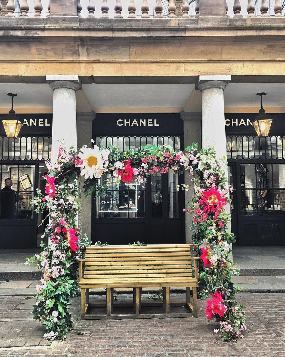 TheRealEffect's tweet photo. Beautiful Flower Setup in Covent Garden 🌻💮🥀
📸 @madolyniris @instagram
#RealEffect #SilverJewellery #Jewellery #Fashion #Shopping #Jewelery #JewelleryDesign #JewelleryLovers #JewelleryTrends #JewelleryDesigner #Style #London #LondonBlogger #Blogger #Woman #Engagement https://t.co/vuJu8QeGdH