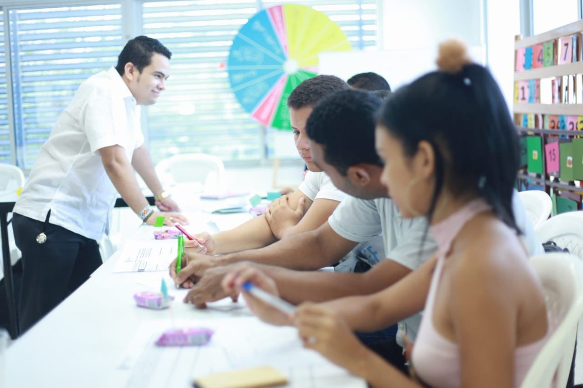 ideifactory's tweet photo. El pasado 11 de mayo realizamos el Taller de Inmersión al Service Design, donde empresarios, emprendedores y estudiantes conocieron una nueva herramienta para generar valor en la experiencia del cliente ✔️ #innovación #ServiceDesign https://t.co/3kxSlEs8Pa