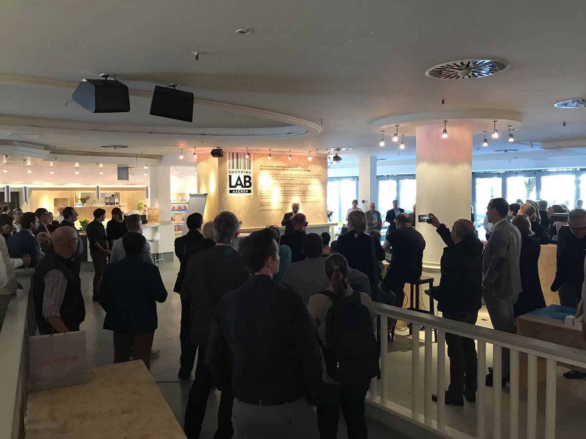 ShoppingLabAC's tweet photo. Es ist soweit. Dieter M. Begaß von der Wirtschaftsförderung der @PresseamtAachen eröffnet das #shoppinglab https://t.co/cwvF6TL6fe