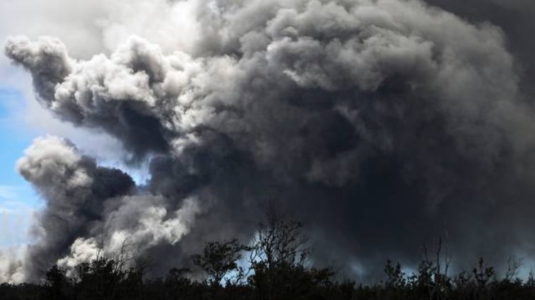 #BREAKING Summit of Hawaii's Kilauea volcano erupts, launching plume of ash bit.ly/2rOYo0K?utm_so… https://t.co/fvjmntry2U