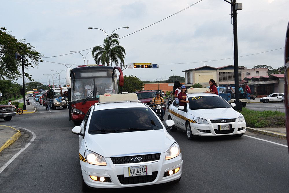 GobiernoYaracuy's tweet photo. #EnFotos| Sector transporte de #Yaracuy realizó caravana del #Triunfo en apoyo al candidato del Frente Amplio de la Patria @NicolasMaduro https://t.co/KkkMZvooYf