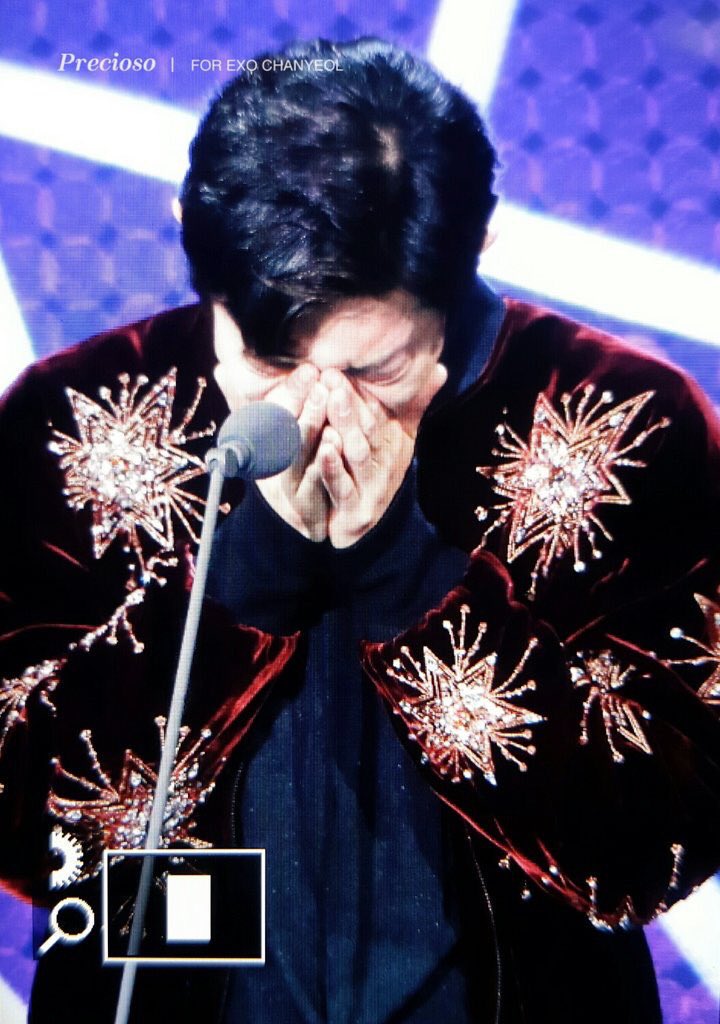 zerobaseonet's tweet photo. mama 2017, never forget how tragic that day was, how mnet disrespected EXO in one night, we all witnessed how EXO and EXO-Ls cried because MNET's a bullxhit. that's it, the worst day ever for us. yet the most memorable bcs you'll see the strong bond between us and EXO. https://t.co/NGDH5QWw5C
