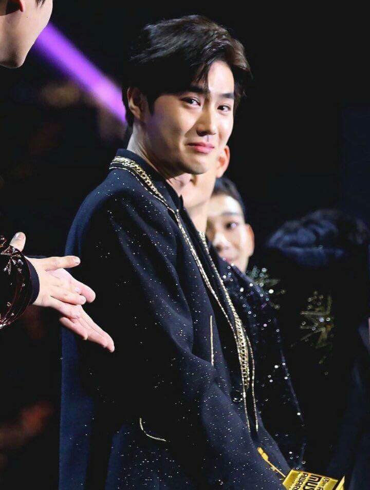 zerobaseonet's tweet photo. mama 2017, never forget how tragic that day was, how mnet disrespected EXO in one night, we all witnessed how EXO and EXO-Ls cried because MNET's a bullxhit. that's it, the worst day ever for us. yet the most memorable bcs you'll see the strong bond between us and EXO. https://t.co/NGDH5QWw5C
