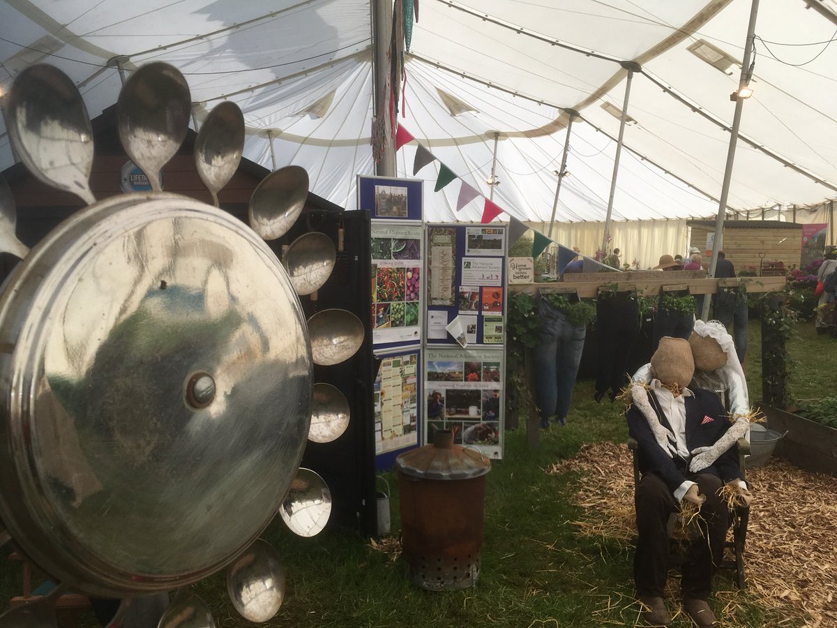AndyBreare's tweet photo. Loving the @DevonCountyShow  the sun is shining and we won silver!!!! @jsnplumbandheat @BBCSpotlight @WMNNews @VospersMotors @MoleAvonTrading @BBCDevon https://t.co/9uJHIdF4qp