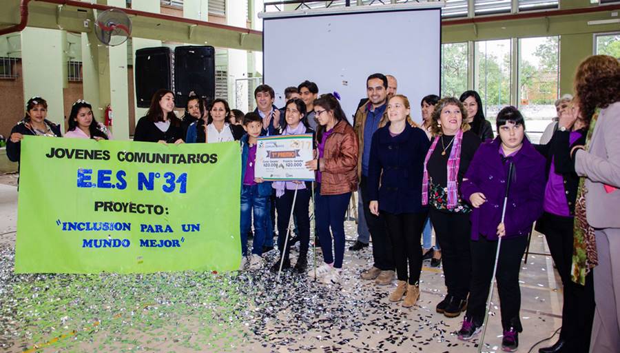 CRVchaco's tweet photo. El Concejo y la fundación DIPES reconocieron a los estudiantes ganadores del programa solidario jóvenes comunitarios https://t.co/LNPwr4Kl5I https://t.co/or0Icyr6Qf