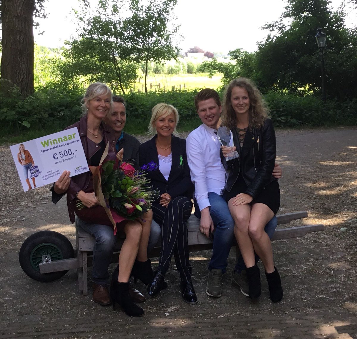 mmmEggies's tweet photo. Deze #mmmeggies waren vandaag bij @Proud2beaFarmer en winnaar van de meest omgevingsbewuste #legpluimveehouder. @BensBoerderEI @ResiAudi @HugoLTO_NOP GEFELICITEERD 🍾🍾 https://t.co/8lL1Vu6kOl