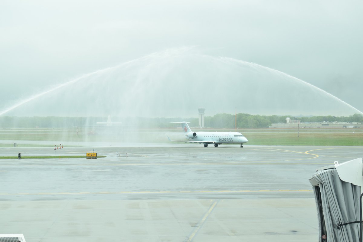 IFlyRhodeIsland's tweet photo. Iftikhar Ahmad, RIAC President &amp; CEO, Jonathan Savage, RIAC Board Chairman, Representatives from Air Canada and State &amp; Local dignitaries welcomed @AirCanada's Inaugural flight from Toronto. https://t.co/gf3UZ8GBQK