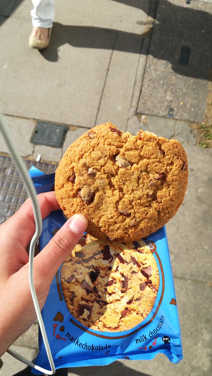Allora bene fino a luglio non mangio dolci eh
Entro da Tiger, 2 biscotti così 1£
Volevo vedere se era come nella figura non l ho mangiato