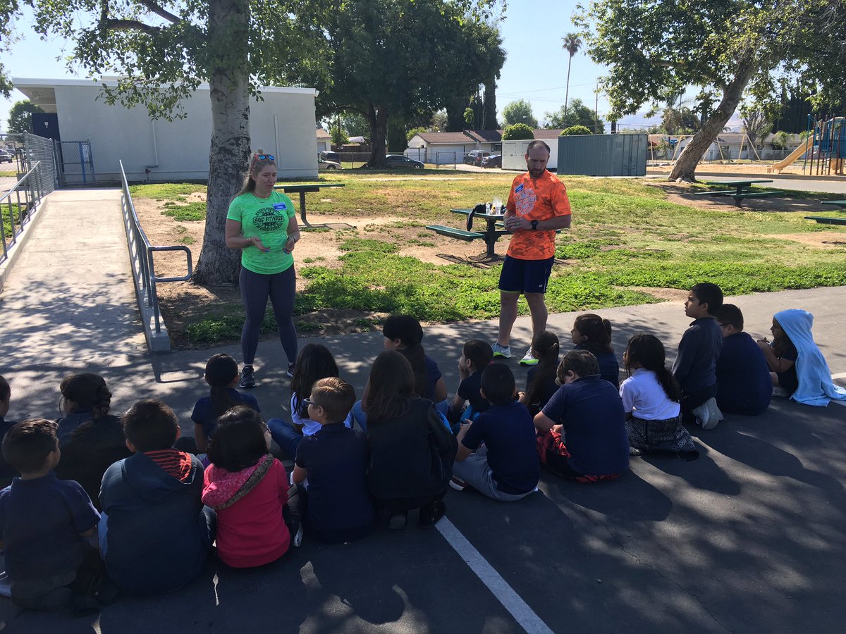 hanijyoussef's tweet photo. Career Day @ParkViewEl in #simischools THANK YOU @ErinTagg and the entire Park View staff for making this possible for kids. From radio DJ to veterinarian to nurse to electrician and the list goes on on, the possibilities are endless. From Here to Anywhere... https://t.co/F66JELotsj