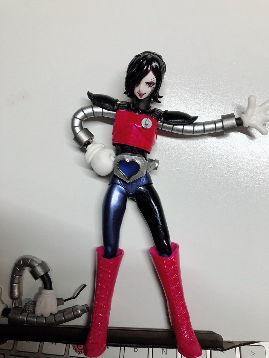 sakura_syoji's tweet photo. 顔のスミ入れ練習もかねて始めたfigma改造でしたがここまで成長しました。まだ完成度５０％くらいなので足も片足までしか塗っていないし顔も何か惜しい　お腹のコアは温度で色が変わる３００円くらいのピアスをはめたのでいちいち温めなくてはいけない… https://t.co/TdHq24EFhD