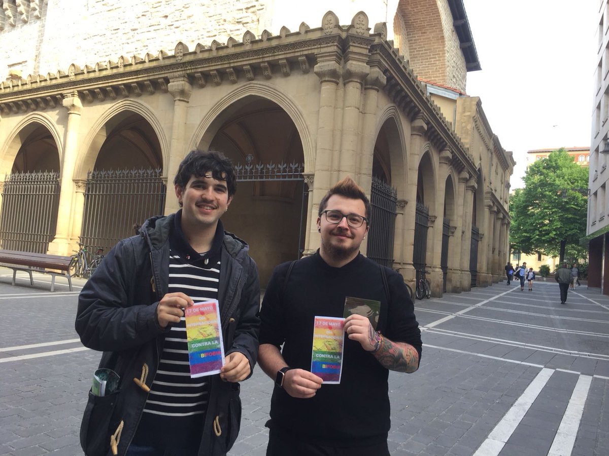 JSN_NGS's tweet photo. Repartiendo información sobre la LGTBIfobia por las calles de Pamplona https://t.co/ZHwoCWB3Kt