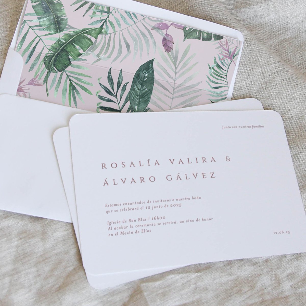 cottonbirdes's tweet photo. • NUESTRAS BODAS •
 Una buena idea es saber que puedes "tunear"  nuestras invitaciones de boda... puedes escoger una invitación  clásica y combinarla con un forro colorido. ¡El resultado es fantástico!
 Invitación de boda James M49-006 https://t.co/ChmDDPjlNM