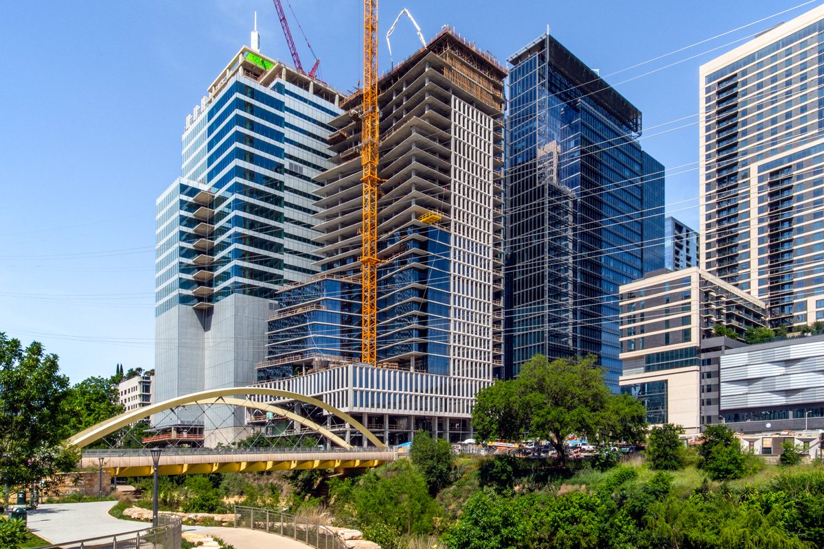 AustinCML's tweet photo. Check out some of the amazing progress at the Austin Proper Hotel & Residences project in Austin, TX! The 32-story tower is aiming for LEED Gold construction sustainability and will be a landmark building in the heart of Austin's 2nd Street District when complete.
#AustinProper https://t.co/BCEzaPale6
