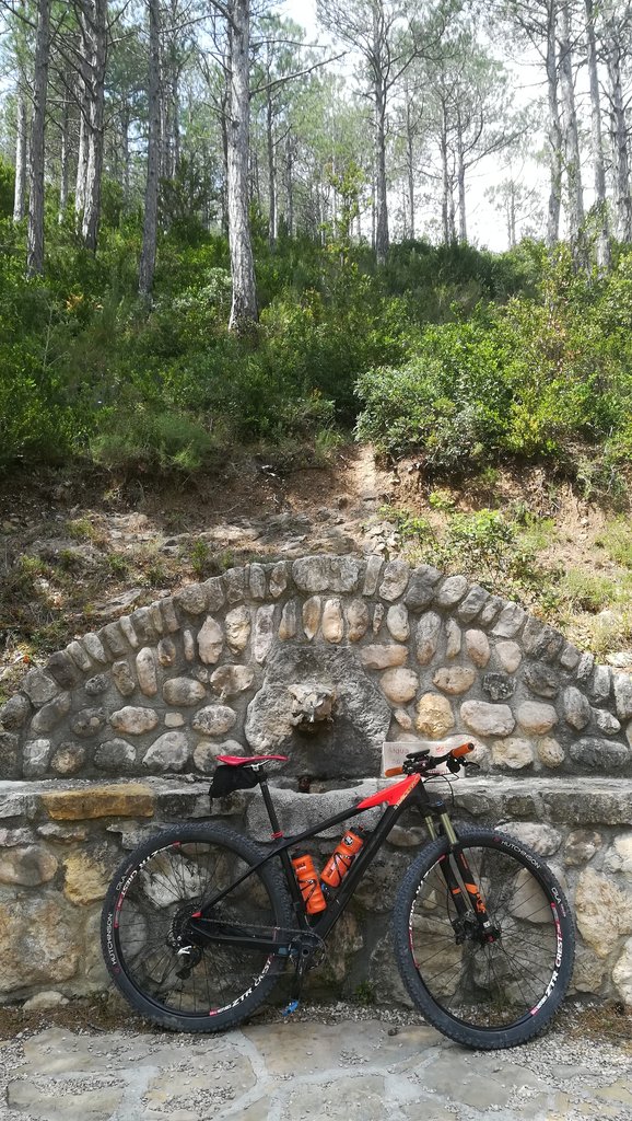 MTBerosForo's tweet photo. ¿A quien no le gusta encontrarse con una fuente con el calor que hace? Quinta participación en este mes de Concurso Fotográfico.¡Entra en https://t.co/30uUCj7hN4 y participa! #mtberos #concursofotos #foromtb #mtb #btt #ciclismo #cycling #bicicleta #bicis #bikes #deporte #fuentes https://t.co/QOxrfCMfc2
