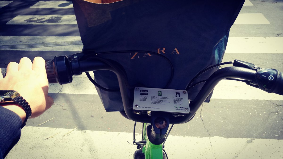 10Coolakse's tweet photo. #Godin #BolsaZara = #TupperCaldoDePollo 😂😂😂 @Vbike_mx es la onda.... https://t.co/BBaoupVF9N