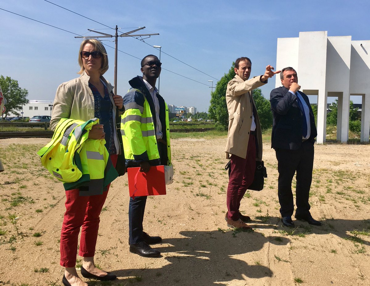 olivier_carre's tweet photo. Les premiers aménagements démarrent aux abords du projet CO’Met et de la zone commerciale. L’occasion d’échanger avec les commerçants présents que je remercie pour leur accueil. https://t.co/5nqixqtltQ