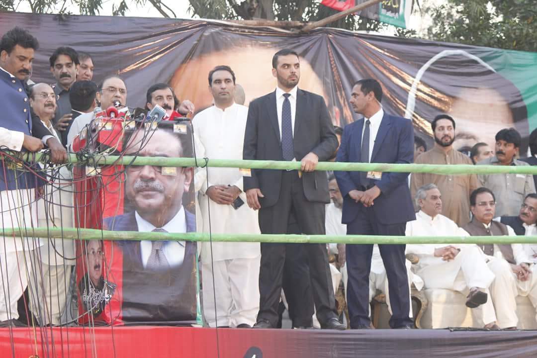 PPP_MediaMalir's tweet photo. سابق صدر شریک چیئرمین پاکستان پیپلزپارٹی جناب آصف علی زرداری کی لاہور میں کارکنوں سے خطاب۔

کچھ لوگوں نے اقتدار کی خاطر ملکی سالمیت کو داو پر لگا دی۔ آصف زرداری

نوازشریف 30 سال تک اسٹیبلشمنٹ کے کندھوں پر سیاست کرتے رہے چھانگا مانگا کی سیاست کا آغاز بھی انھوں نے کیا۔ آصف زرداری https://t.co/Joi0IUPfbV