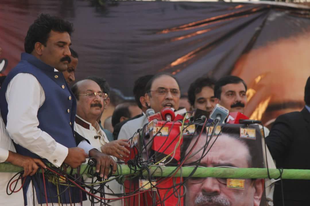 PPP_MediaMalir's tweet photo. سابق صدر شریک چیئرمین پاکستان پیپلزپارٹی جناب آصف علی زرداری کی لاہور میں کارکنوں سے خطاب۔

کچھ لوگوں نے اقتدار کی خاطر ملکی سالمیت کو داو پر لگا دی۔ آصف زرداری

نوازشریف 30 سال تک اسٹیبلشمنٹ کے کندھوں پر سیاست کرتے رہے چھانگا مانگا کی سیاست کا آغاز بھی انھوں نے کیا۔ آصف زرداری https://t.co/Joi0IUPfbV