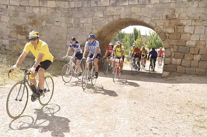 gpcanalcastilla's tweet photo. No todos los días pasas con tu #bici por el foso de un #Castillo como el de #ampudia #gpcanaldecastilla #marchasretro #retrovelo #retrocycling #eroica #ciclismoepico #ciclostorica #tierradecampos #Palencia #gpcc2018 #pedalsdeclip #enkarterriretrobike #edoardobianchi #lamonreal https://t.co/lltj2ASJpm