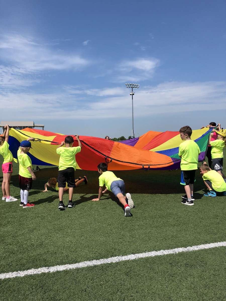 laurenfrazee4's tweet photo. Field day 2018 off to a great start! These kids love it! @bp_mustangs https://t.co/sGuTz5enbI