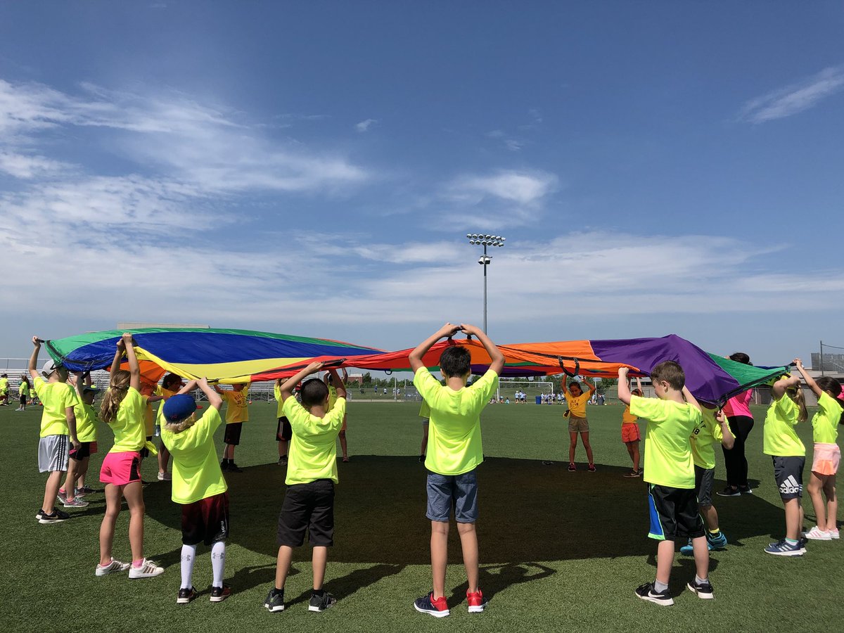 laurenfrazee4's tweet photo. Field day 2018 off to a great start! These kids love it! @bp_mustangs https://t.co/sGuTz5enbI
