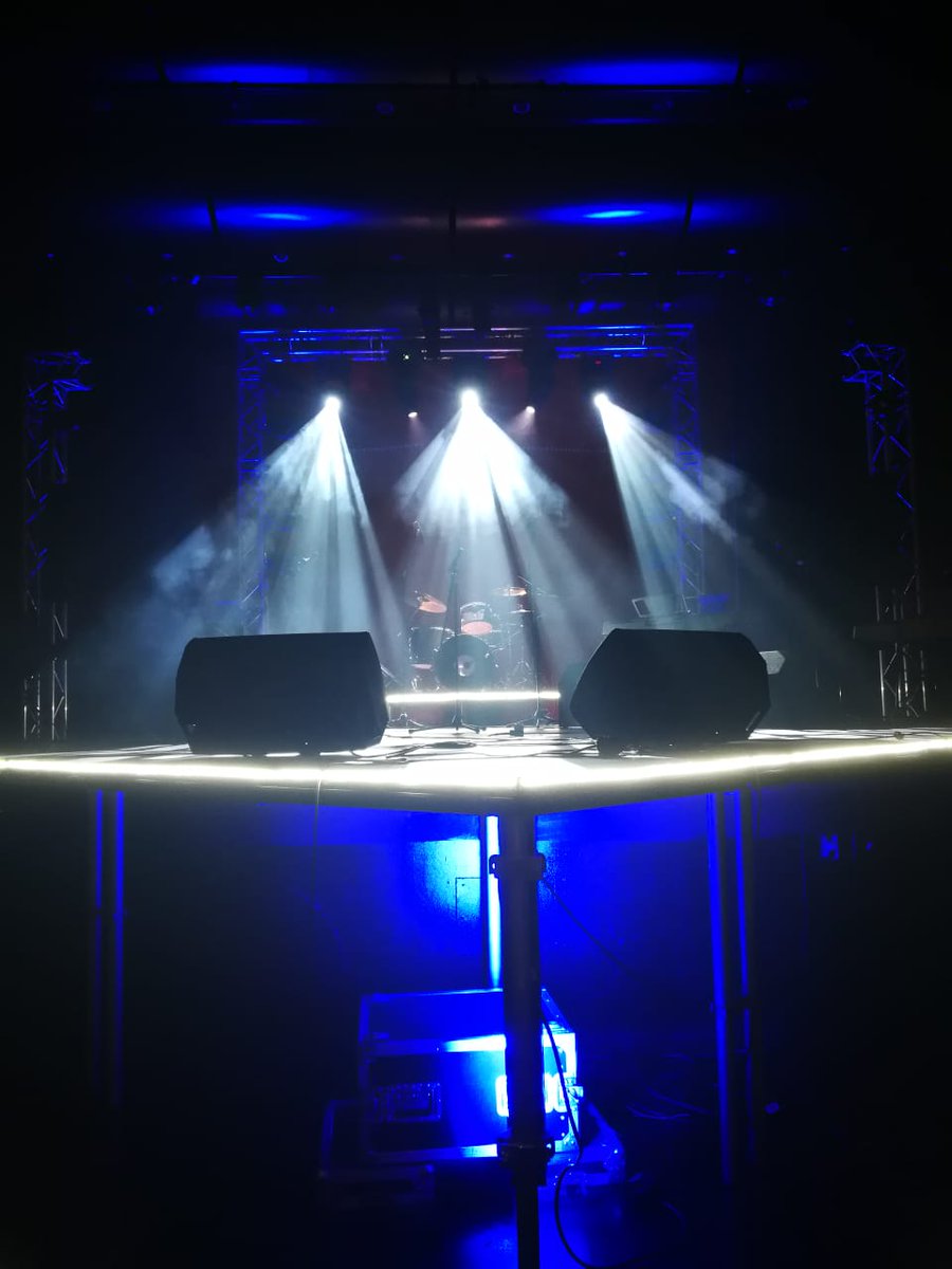 KingEdVIISchool's tweet photo. #GoSchool @KingEdVIISchool Teddy on the Throne ready to jam their tunes🎵🎶🎸🎹🎤❤ @tr3v0r123 in support! #musicsociety proud @StMarysWaverley Battle of Bands Final🙌🏻 https://t.co/F1ck1EC2hT