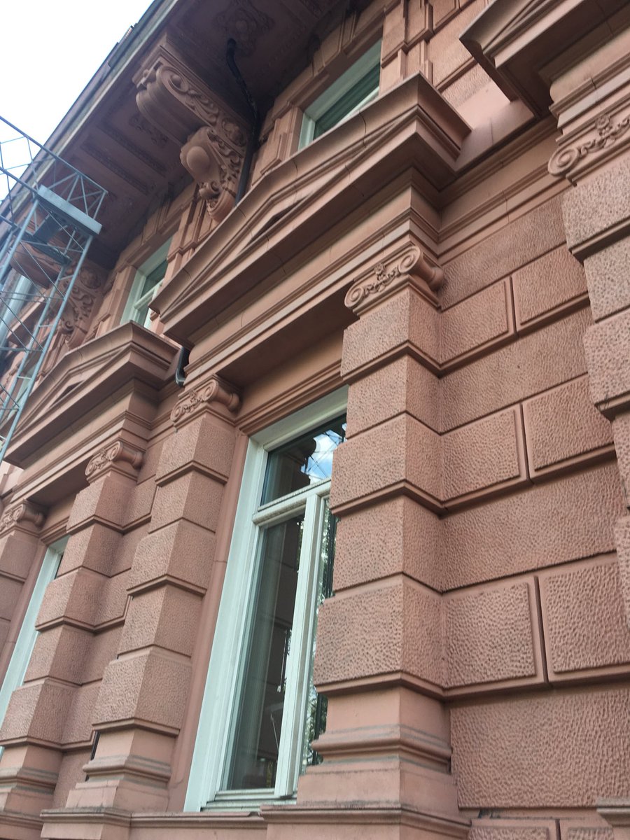 AnnaHelenaArt's tweet photo. Göteborgs #fasader har kvar skärpa och förmedlar detaljer på ett distinkt sätt: elegant bevarande!
I andra städer är fasaders detaljer ofta omputsade på ett sätt som gjort detaljerna förenklade och reducerat uttrycket.
Lyft blicken och jämför detaljer -det är spännande! https://t.co/pyRR07D8xL