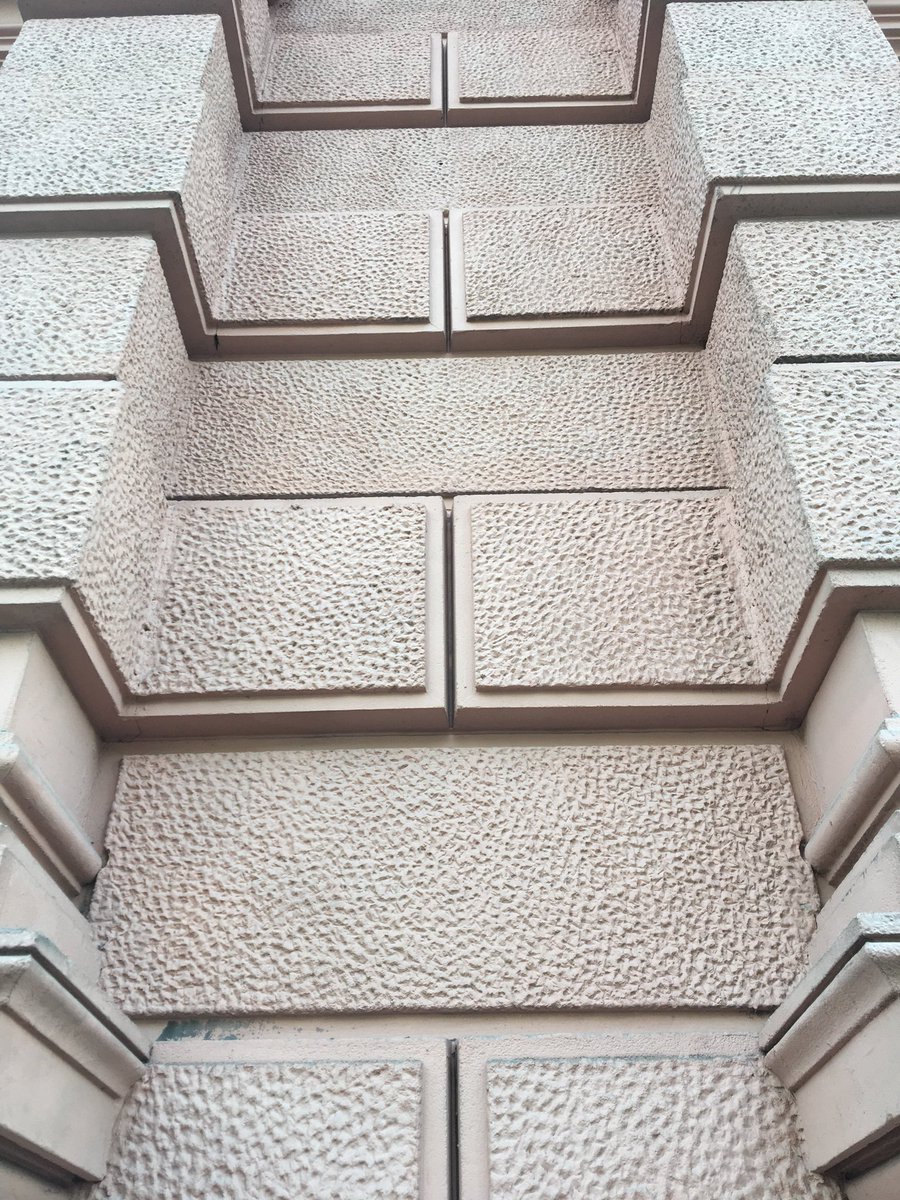 AnnaHelenaArt's tweet photo. Göteborgs #fasader har kvar skärpa och förmedlar detaljer på ett distinkt sätt: elegant bevarande!
I andra städer är fasaders detaljer ofta omputsade på ett sätt som gjort detaljerna förenklade och reducerat uttrycket.
Lyft blicken och jämför detaljer -det är spännande! https://t.co/pyRR07D8xL