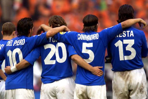 GiuseppeLepera's tweet photo. Baggio, Maldini, Pirlo, Del Piero, Totti, Nesta, Cannavaro, Inzaghi, Vieri.
All'appello mancava un solo grande campione di quella generazione di fenomeni che hanno scritto pagine di storia del calcio italiano.
E che da domenica mancheranno sempre di più.
#Buffon https://t.co/9nl2IBrBE1
