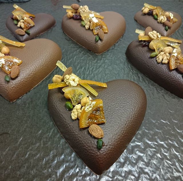 #mothersday #chocolate hearts with #dryfruits #frenchmothersday #france #olivierbreyne #gatheringslikethese #instagood #handmade #delicious #divinechocolate #chocolaterie #frenchchocolate #valrhonafrance @valrhonafrance ift.tt/2rNXdyO