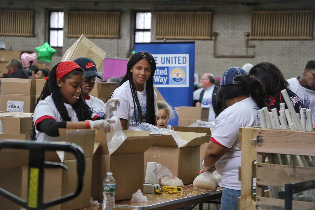 PhiladelphiaGov's tweet photo. Philly's future needs your time and talent! #CommitToServe as a neighborhood volunteer this year ➡️ https://t.co/dUBk9cz4oK https://t.co/TW6Fsxjm2O