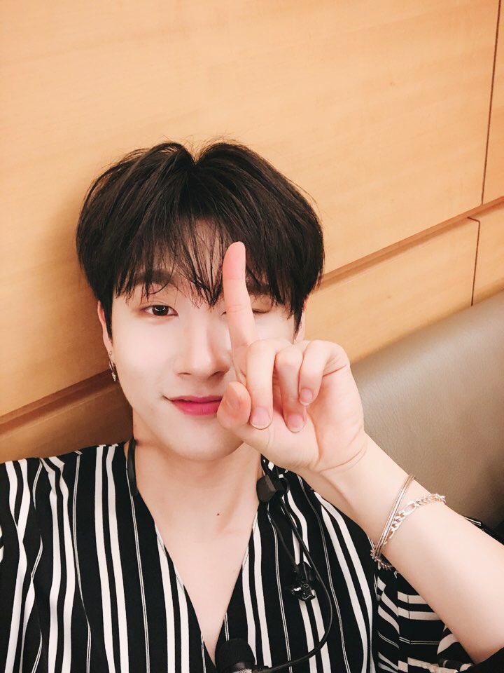 Official_MX_jp's tweet image. [ #IM ] MONBEBE  1 周年おめでとう。僕たちは これから もっと 一生けんめい 走るないといけないから、手を はなさないようにしよう。