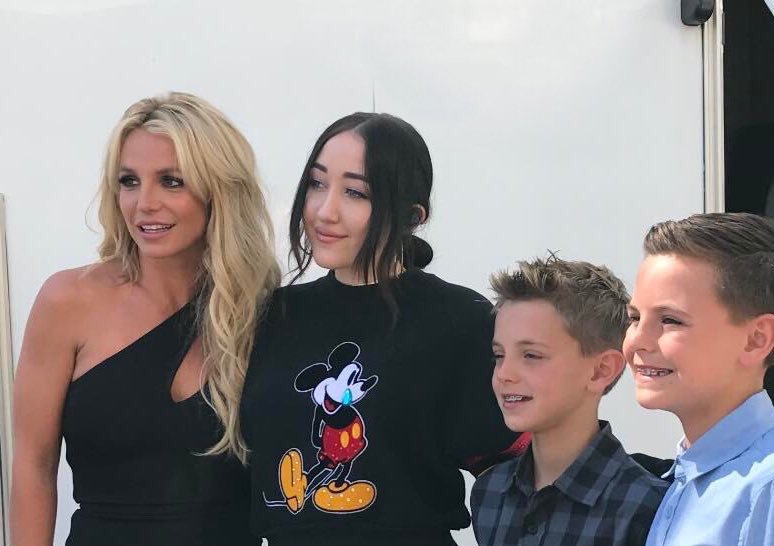 DdagOFXVMAEedrY?format=jpg&name=900x900