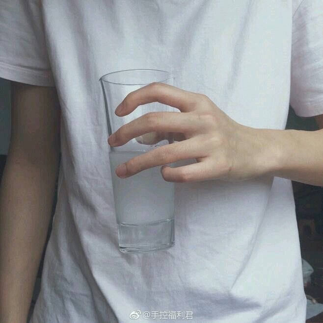 OnnyReview's tweet photo. Meaning มือผู้ชายในอุดมคติ มีความเรียวยาวของนิ้ว ดูแข็งแรง มีเส้นเลือดขึ้นบ้างประปราย เป็นส่วนที่ sex appeal กระจายมาก เชื่อว่าผญ.หลายคนชอบสังเกตมือผช.เหมือนกัน https://t.co/TO3piaHMdQ