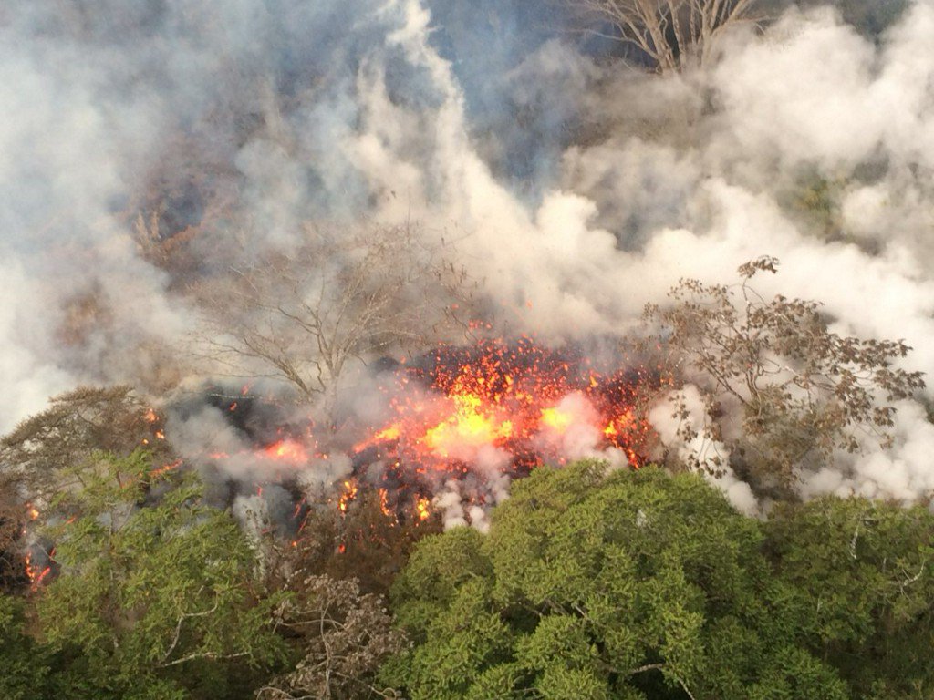 fox13's tweet photo. Summit of Hawaii’s Kilauea volcano erupts, major eruption is imminent or underway, USGS says https://t.co/8ZXzPvxPyA https://t.co/Iyt1Rbhn5L