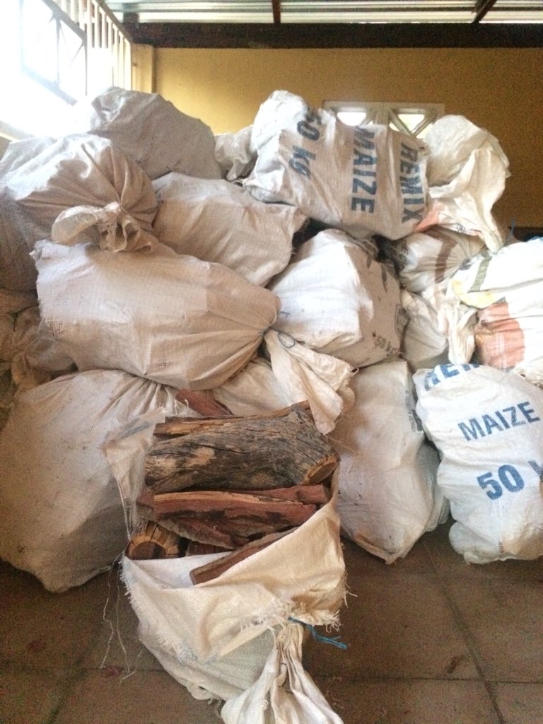 ConstructionNam's tweet photo. #NewBusinessAlert 🚨 BBQ 🍖 fire 🔥 Wood for sale in bulk .Buy from us &amp; go resale!Our starting price
•10Kg =N$30.00 
•20Kg = N$40.00
can be less depending on your order quantity.We also package 📦 them in clear plastic bags 
Mail us for a quote wsconstructionnamibia@gmail.com https://t.co/6BLIQHcNEg